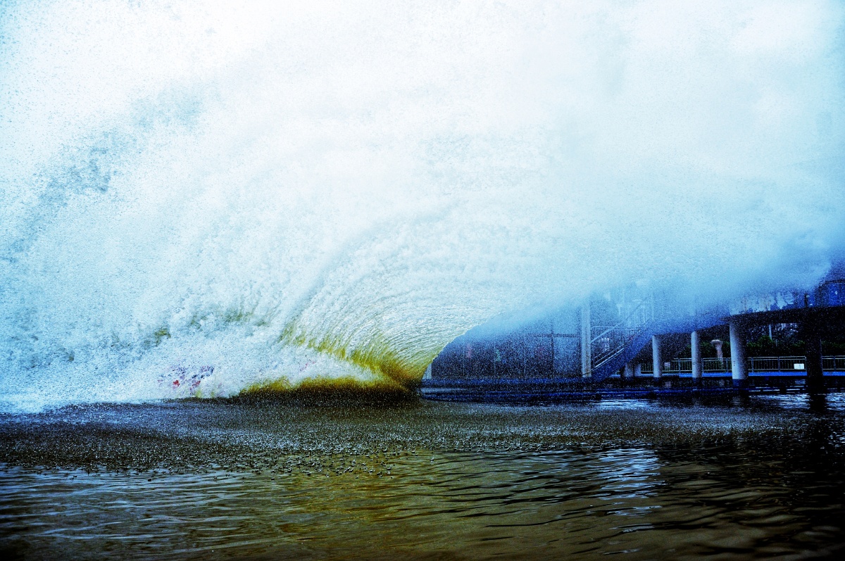 水花四溅,驱赶走了炎热