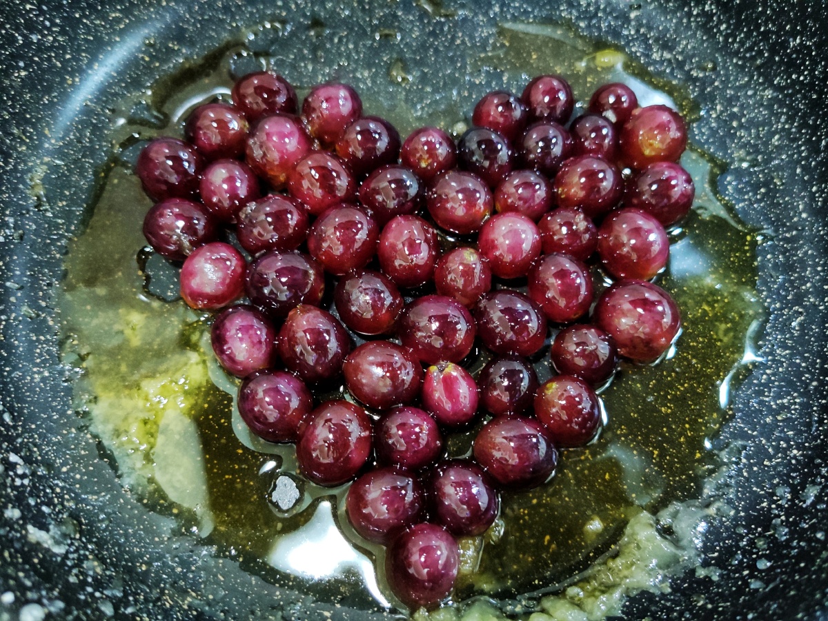 本来要做冰糖葫芦的,但是手被烫了包,改爱心冰糖葡萄了