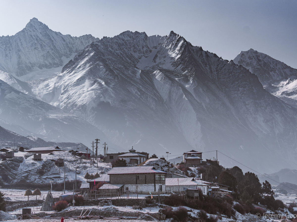雪山下的小山村