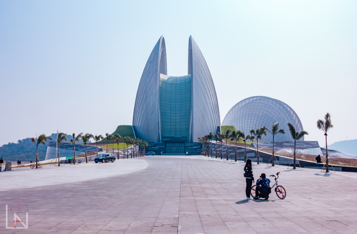 偶遇一对情侣在拍珠海市地标性建筑,珠海大剧院.