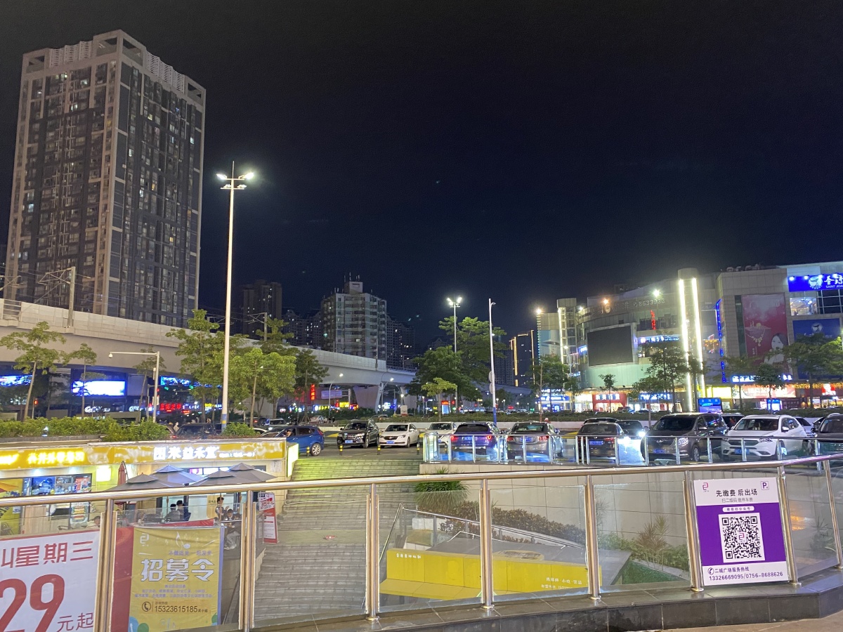 夜晚街边街景马路车水马龙