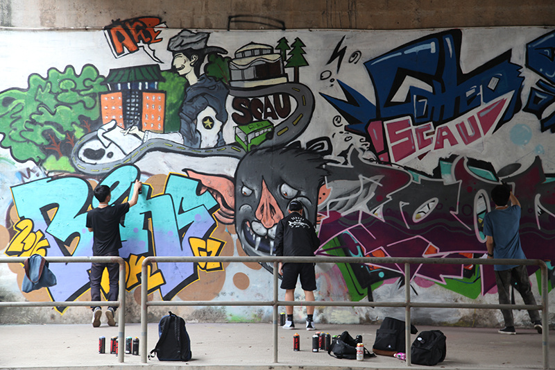 校园内拍摄的桥洞涂鸦