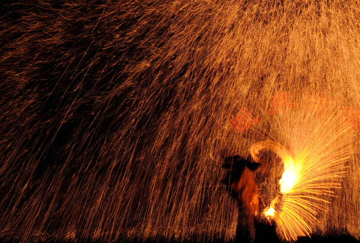 河北蔚县暖泉镇的打树花
