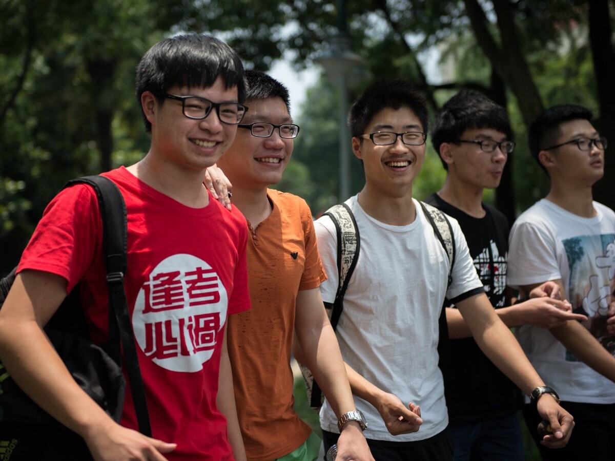 2018中国高考生达975万，比2017年增幅35万，以一本录取率为例，往年一般只有百分之十几左右。