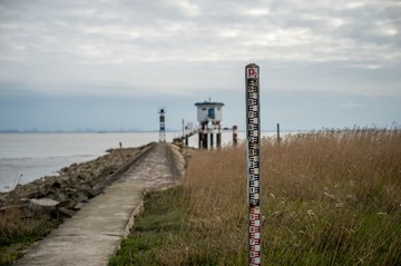 574702