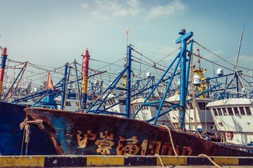 560196