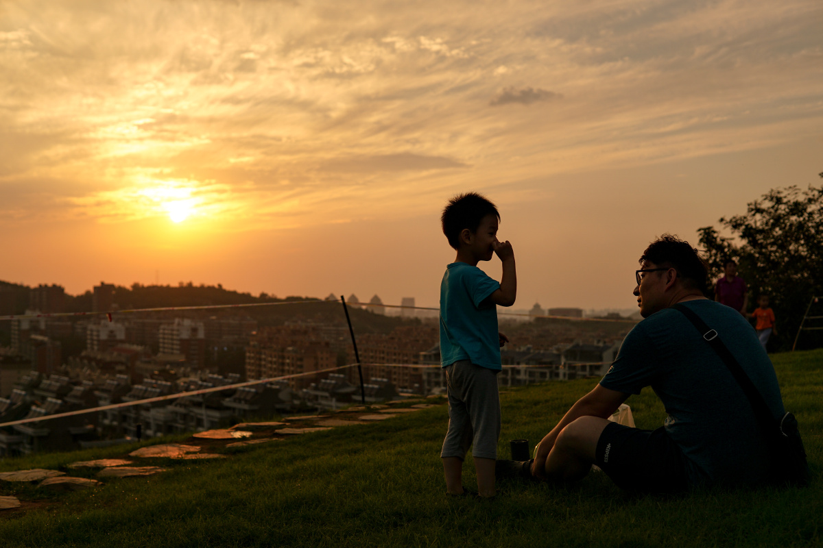 「 夕阳下的父子 」