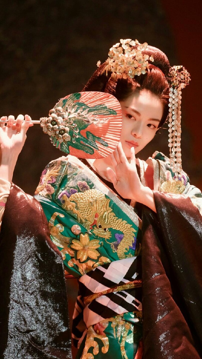红衣女子