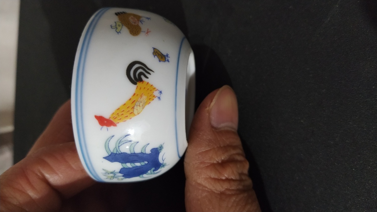 大明成化年间的一款鸡缸杯,有懂行的朋友给看看.