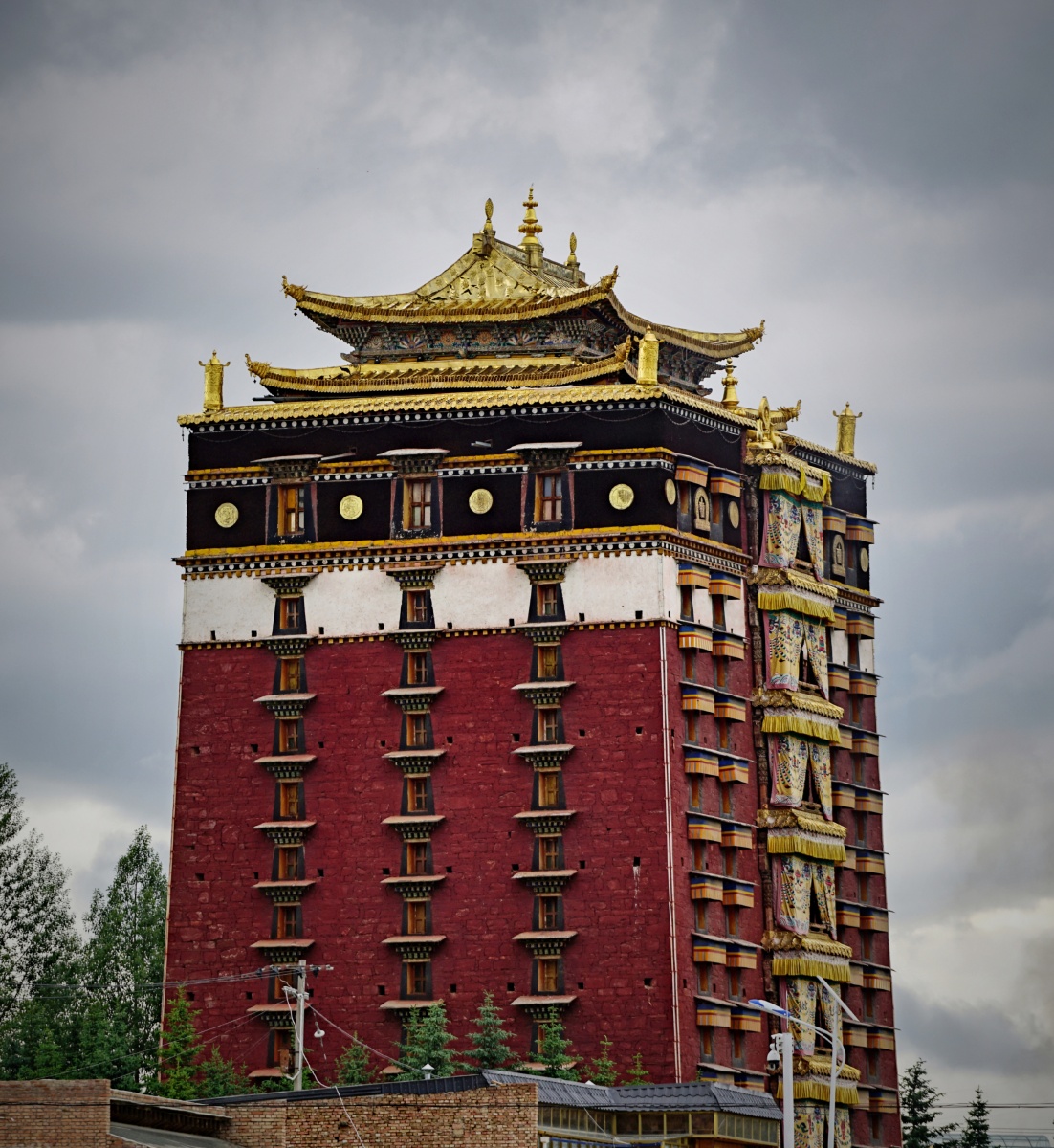 米拉日巴佛阁位于甘肃省合作市外观宏伟色彩浓烈建筑很有特色佛阁共九