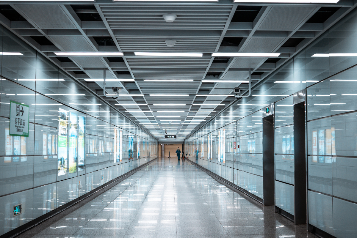 西平西轻轨站与人群