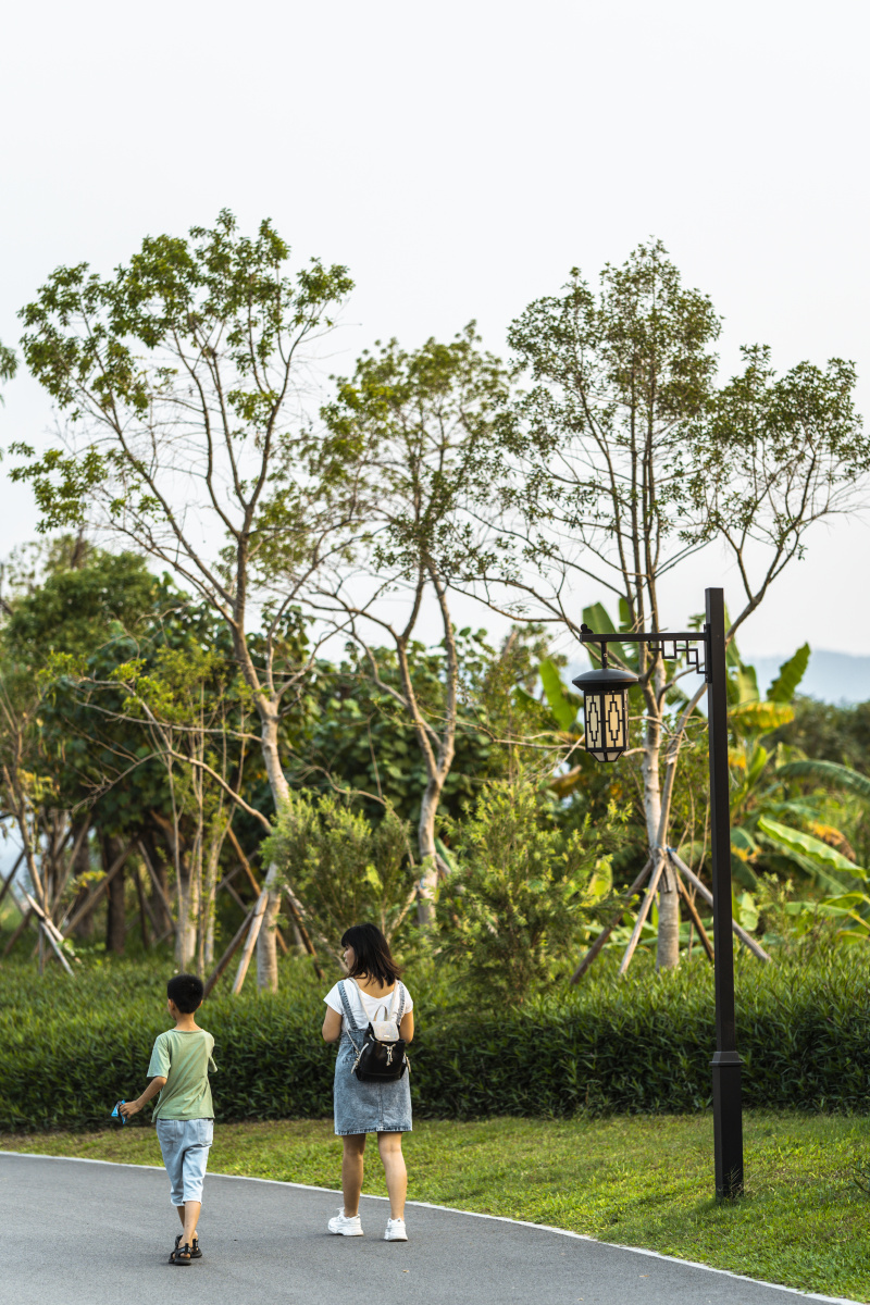 东莞市谢岗镇银山湿地公园景区与路人街头摄影