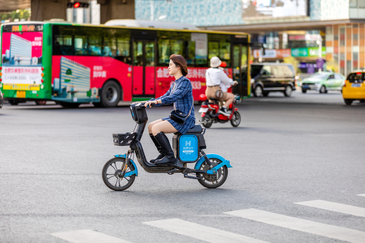 骑哈罗电单车的美女
