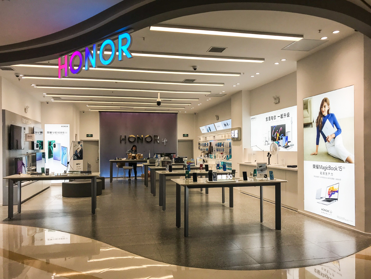 荣耀手机店吃饭路过手机随手拍被店员盘问说要备案