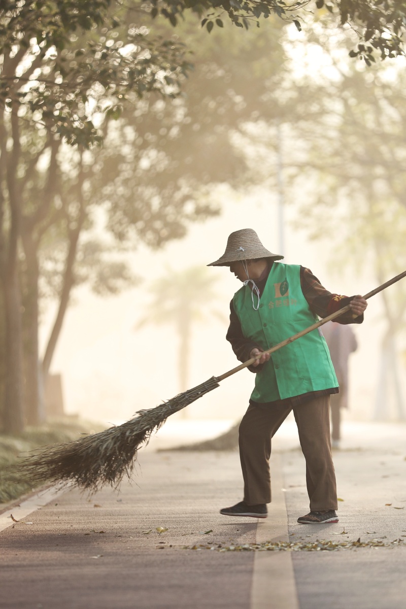 五一劳动节-辛勤工作的环卫工人