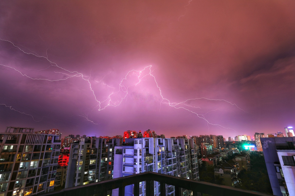 2018年5月16日22时,安徽省合肥市上空的闪电,雷电很强可惜都