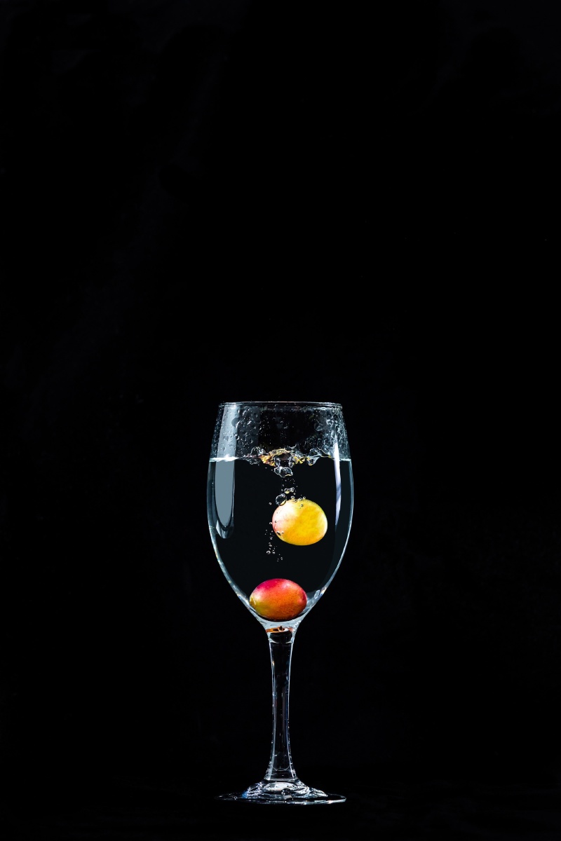 玻璃杯确实不好拍倒影杂散反射光线影响太大拍好需要一个好环境