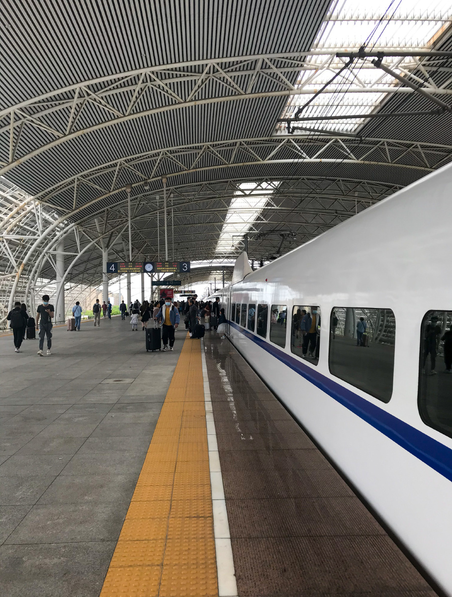 从合肥到上海高铁方便了群众出行,高铁一路向东到上海只需要3个小时.