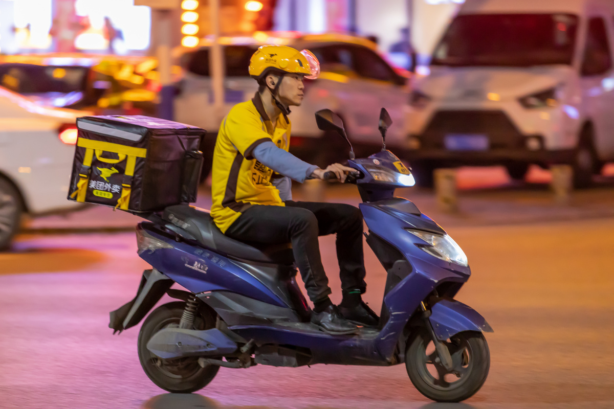 五一假期还在奔忙的外卖小哥