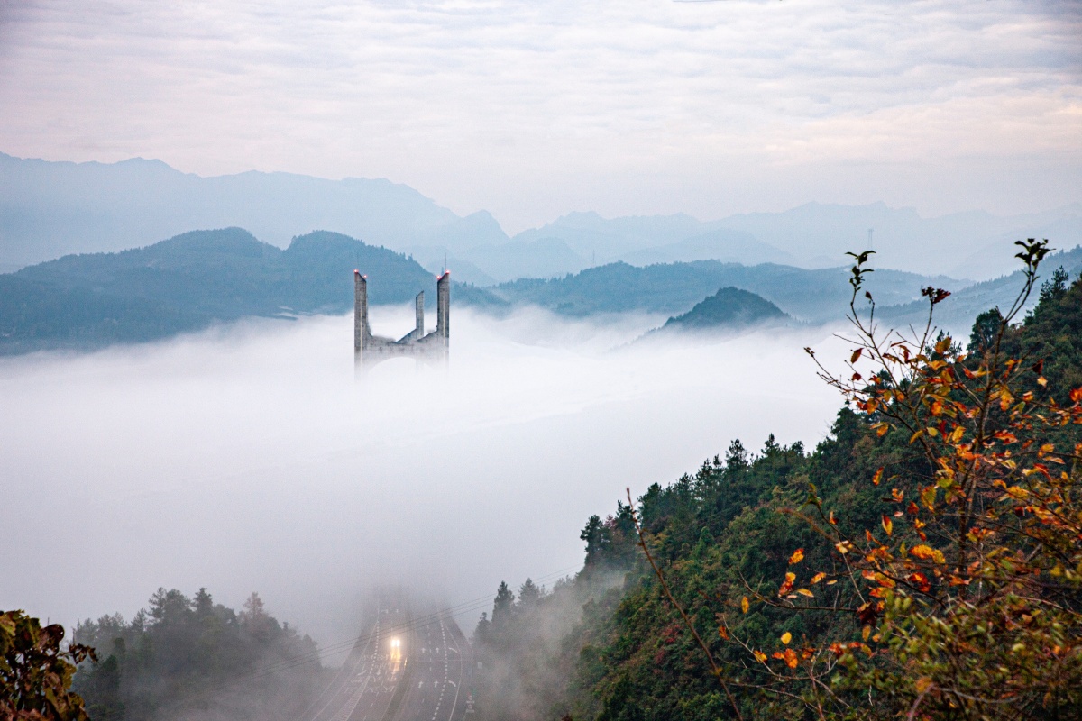 穿云破雾湖北恩施境内银北高速公路贡水河大桥云雾缭绕宛如仙境一般