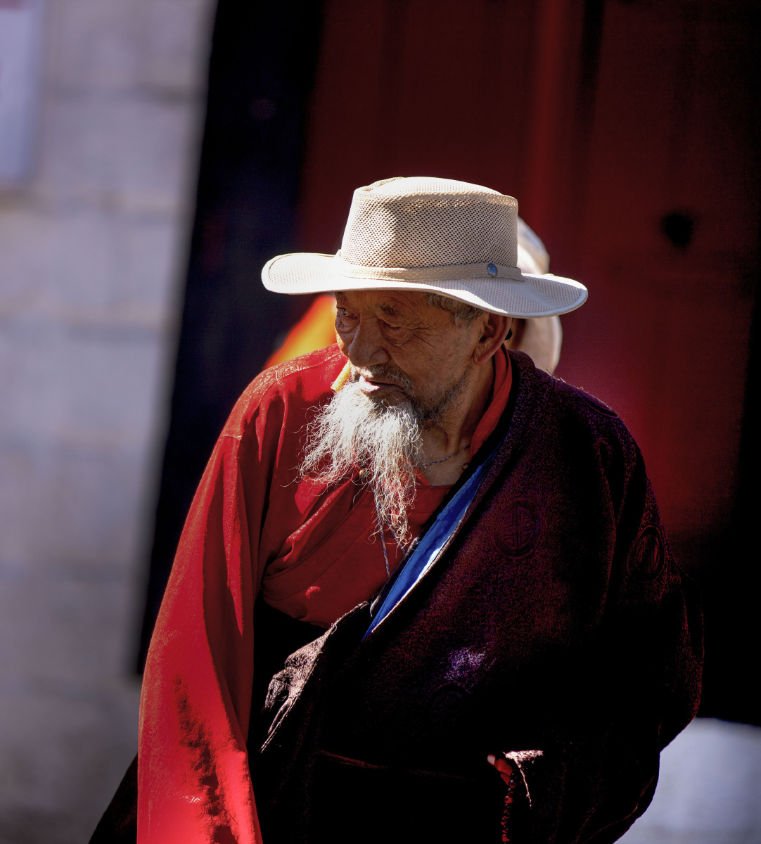祈福的老人西藏拉萨市八廓街