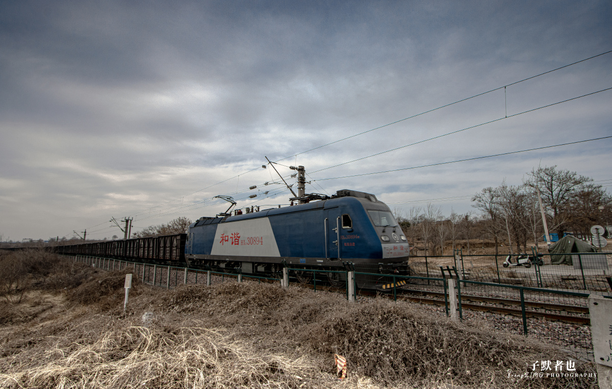 2021年2月,洛段hxd3型电力机车牵引敞车行驶在焦柳铁路上行