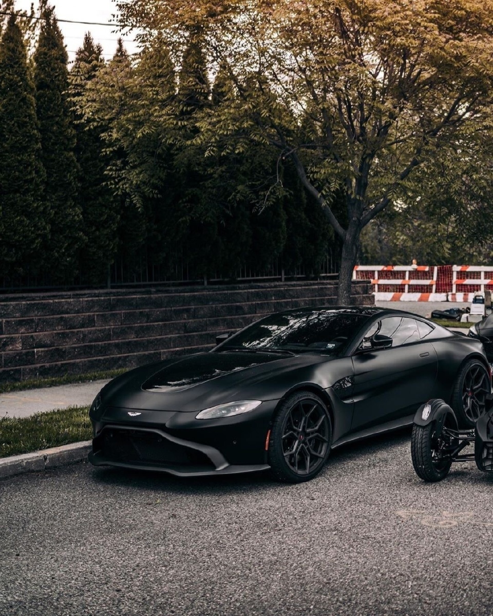 黑黑黑黑骑士来了一下来了四个这四辆黑骑士走在街上回头率肯定百分之