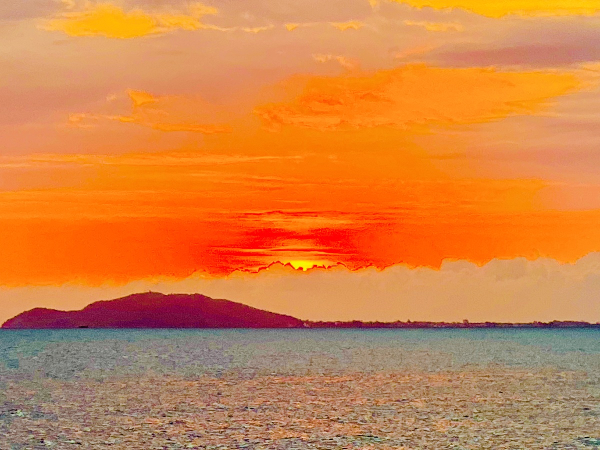 南海夕阳每日一拍2021年2月摄于三亚