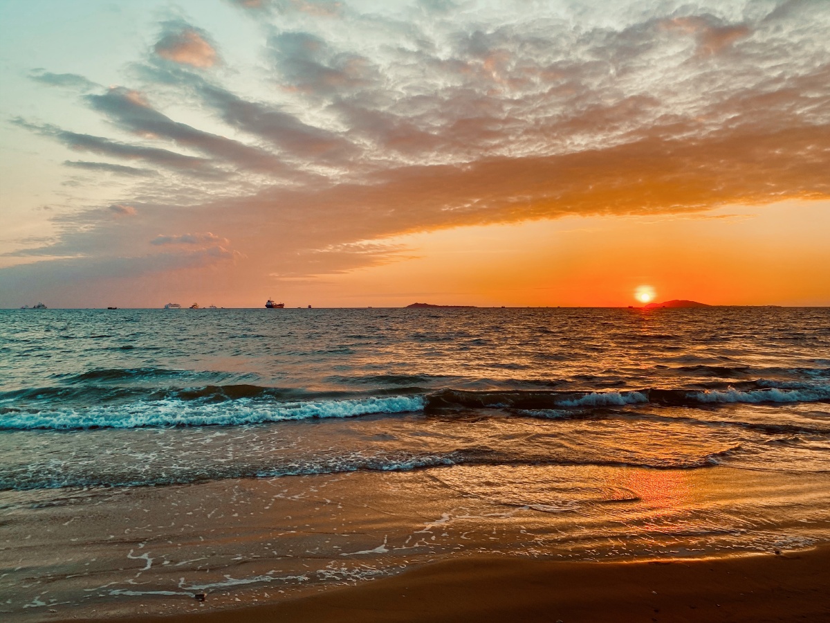 三亚湾日落2021年12月4日摄于三亚