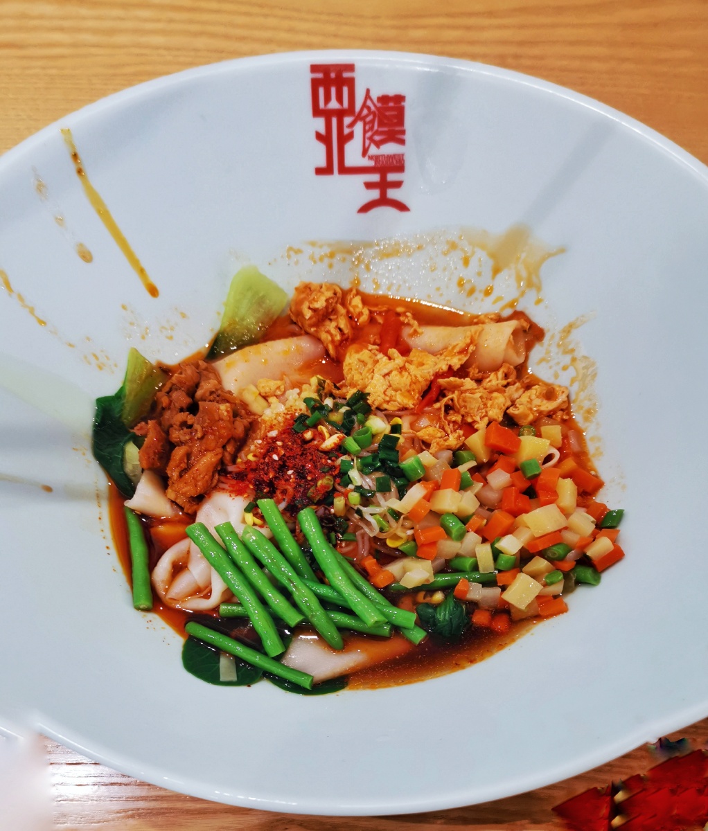 油泼面西北特色面条大碗宽面盖浇荤素搭配看着会是辣辣的其实一点儿不