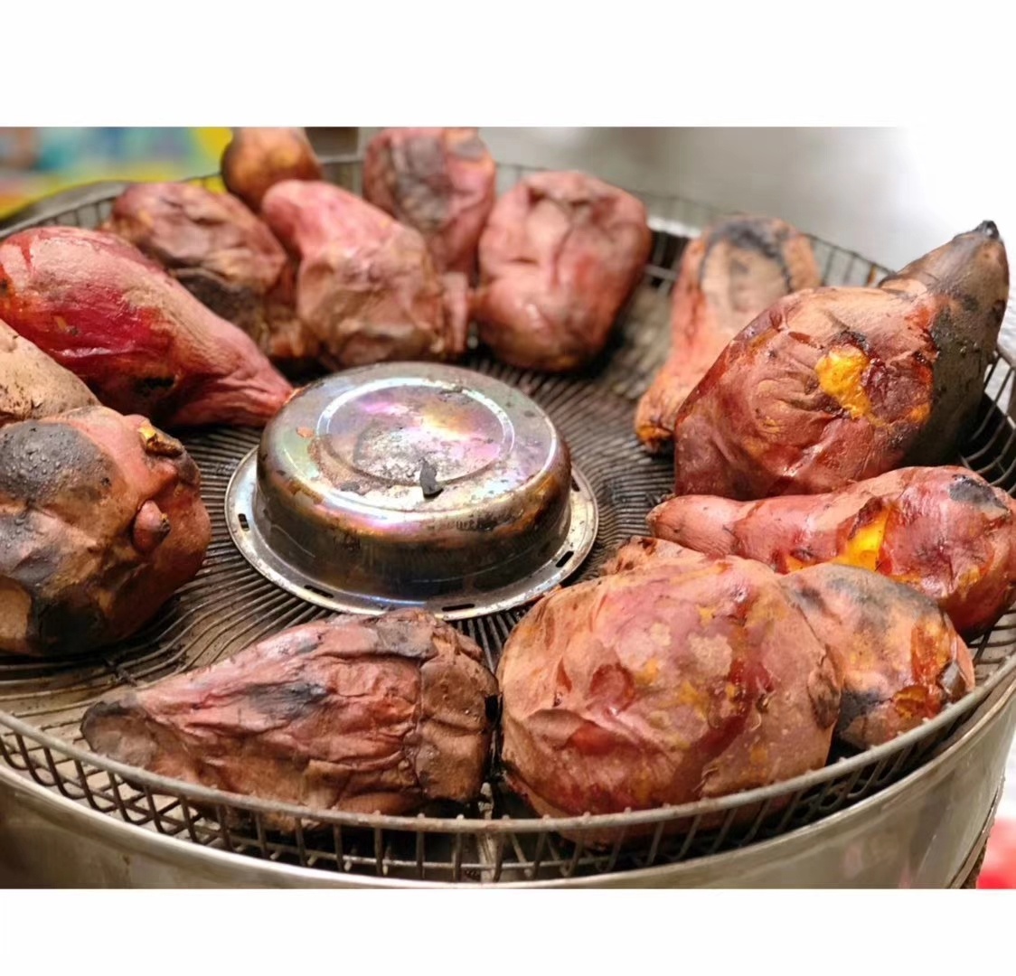 公司附近来了一位卖烤红薯的大爷老远就能闻到红薯香味～馋的直流口水