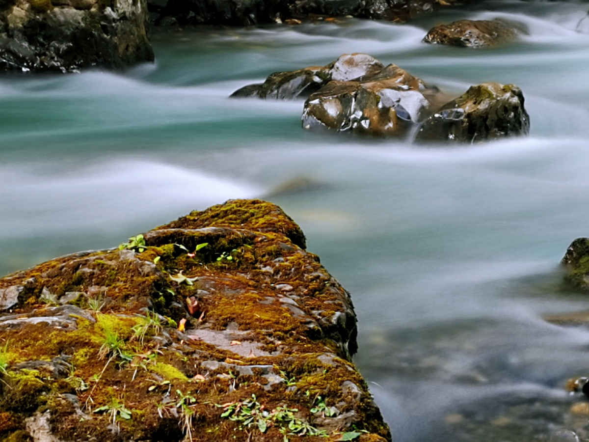 奔腾的江河秒变丝绢流水摄于独龙江梅里雪山雨崩神瀑河
