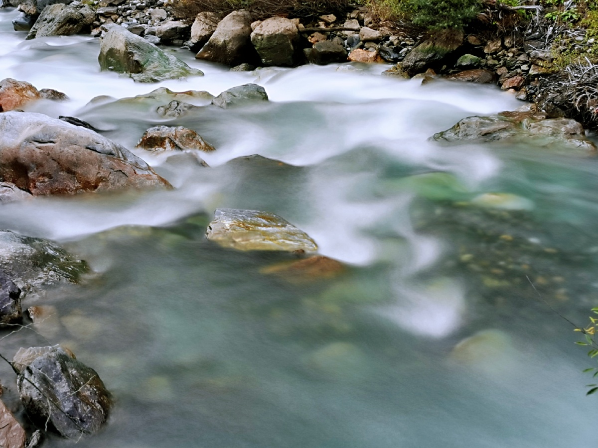 奔腾的江河秒变丝绢流水摄于独龙江梅里雪山雨崩神瀑河