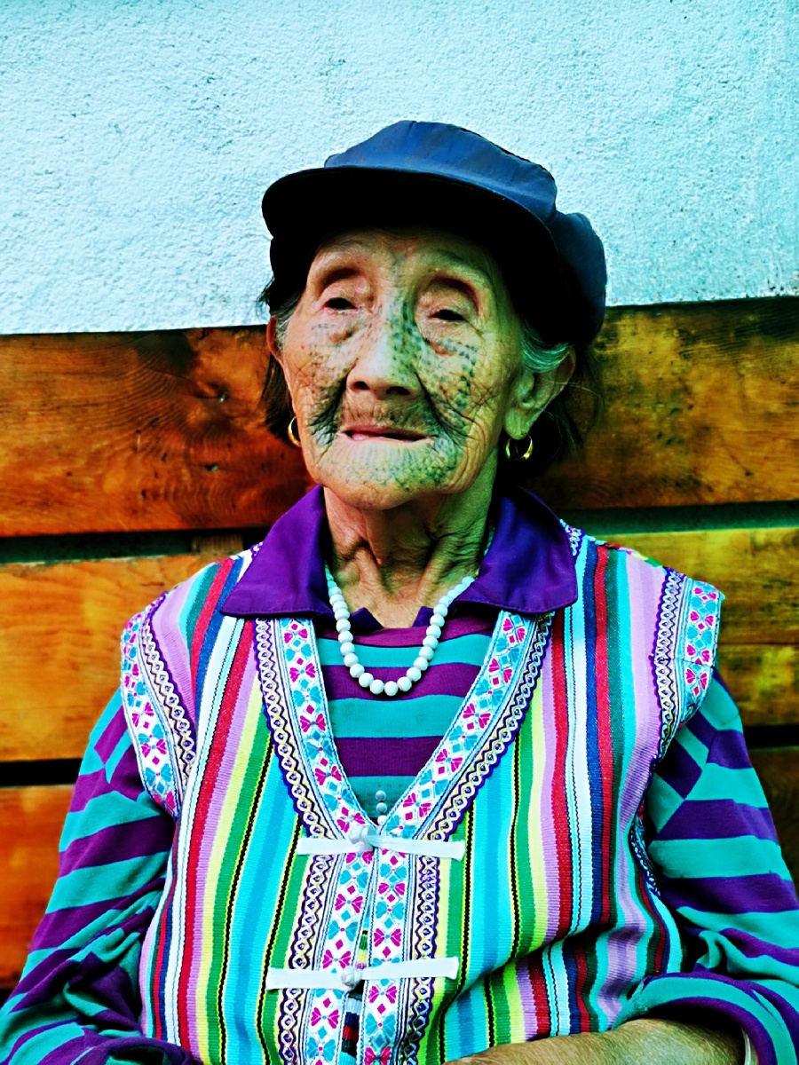 活化石—独龙族纹面女,摄于云南怒江贡山独龙江