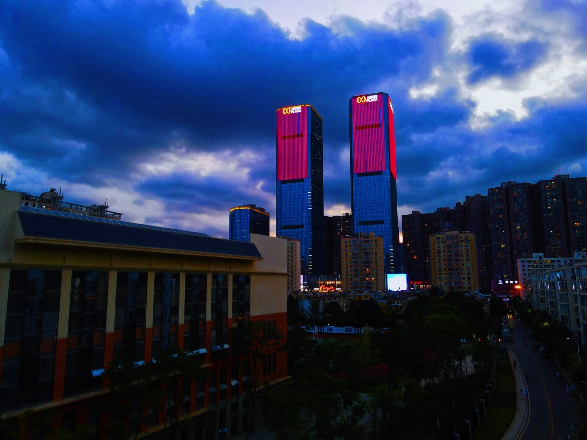 昆明北市区和谐广场双塔