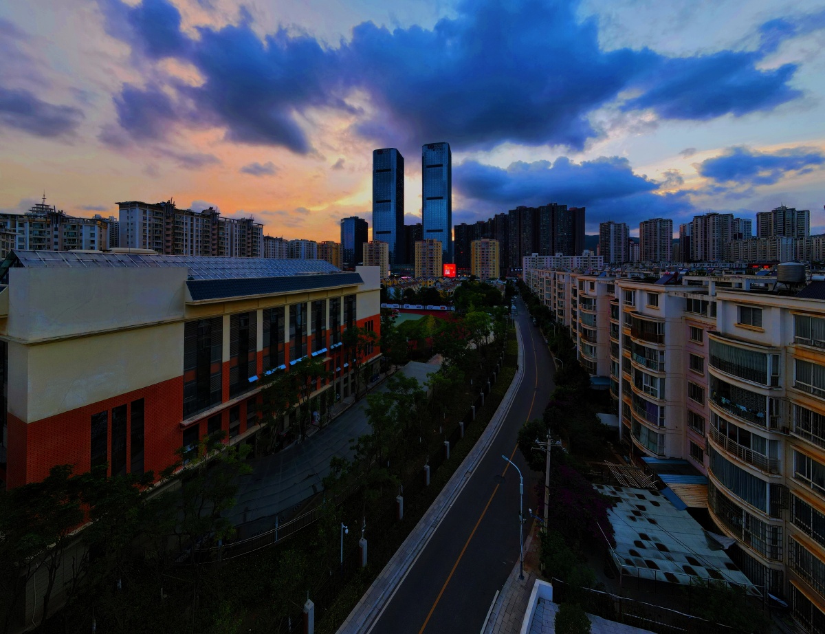 昆明北市区和谐广场双塔