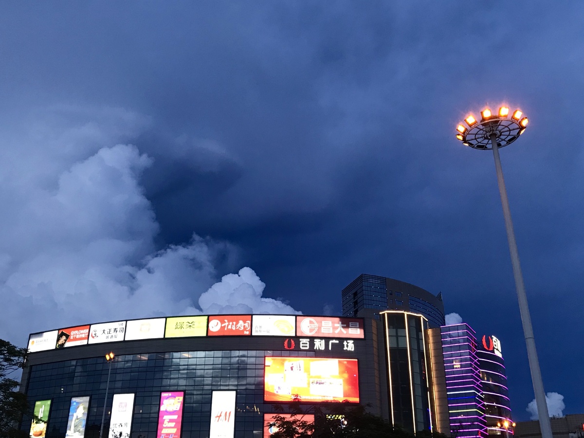 阳江百利广场夜幕降临来了迪斯尼动漫的即视感