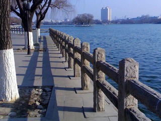 大明湖边