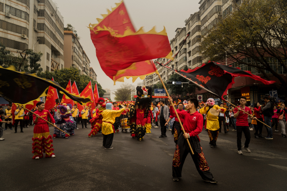 行通济的巡游舞狮,引领着社会各行业代表方正前行.