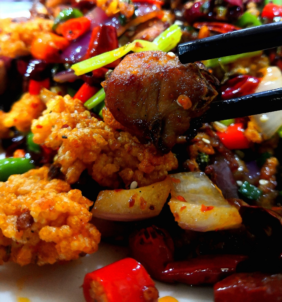 今天吃的香辣锅巴鸡香麻辣混在一起真好吃色香味俱全的一盘菜二话不说