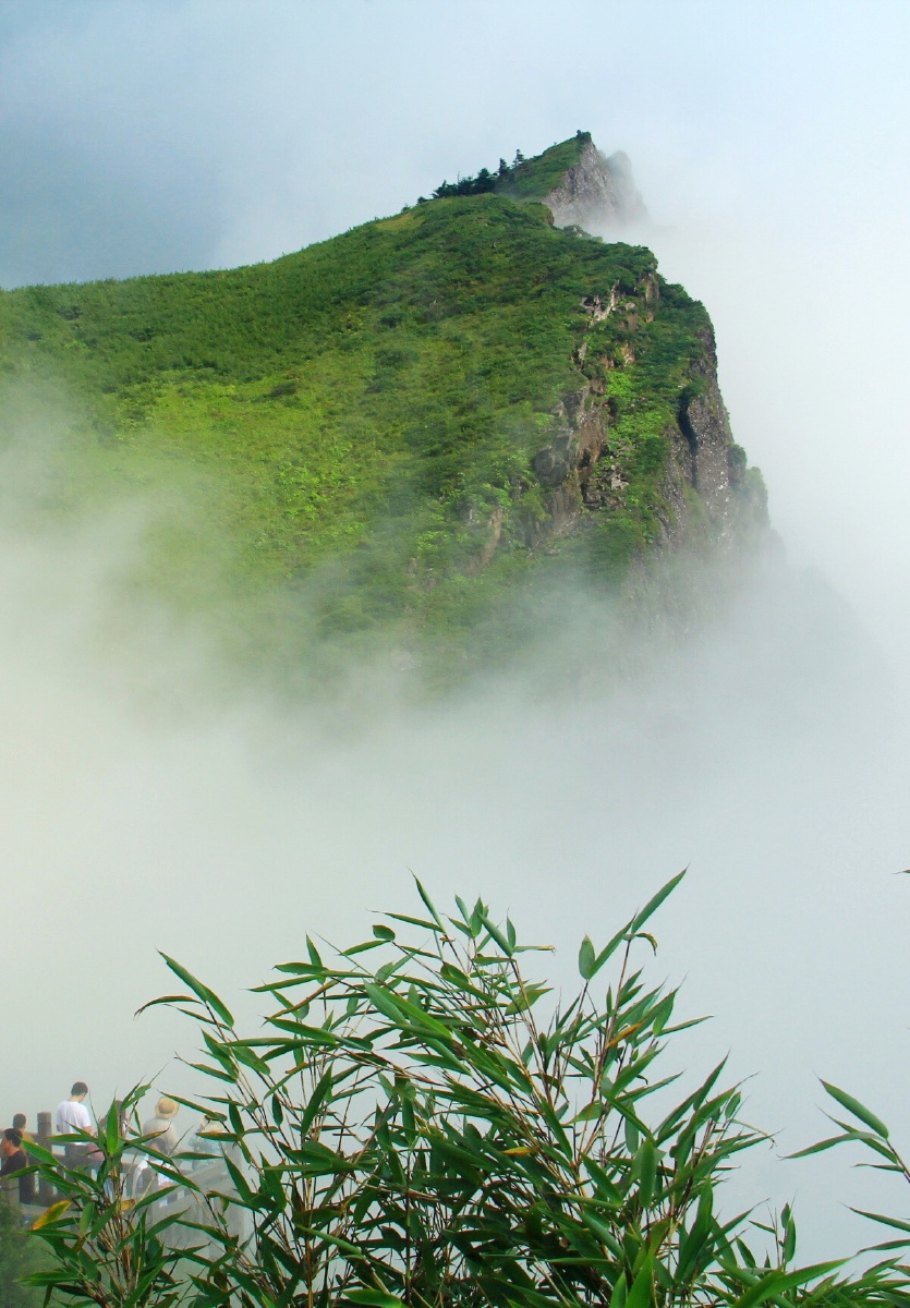 云山雾罩神龙谷
