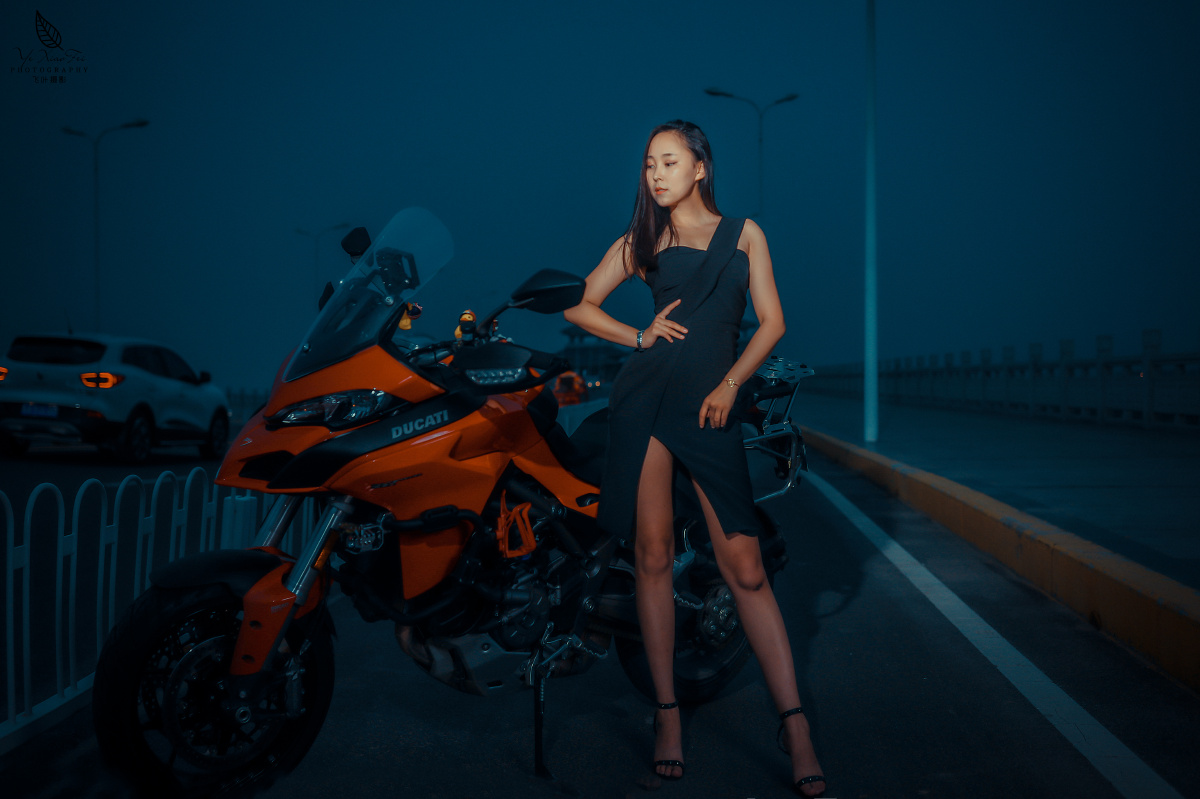 一组屌屌的机车美女