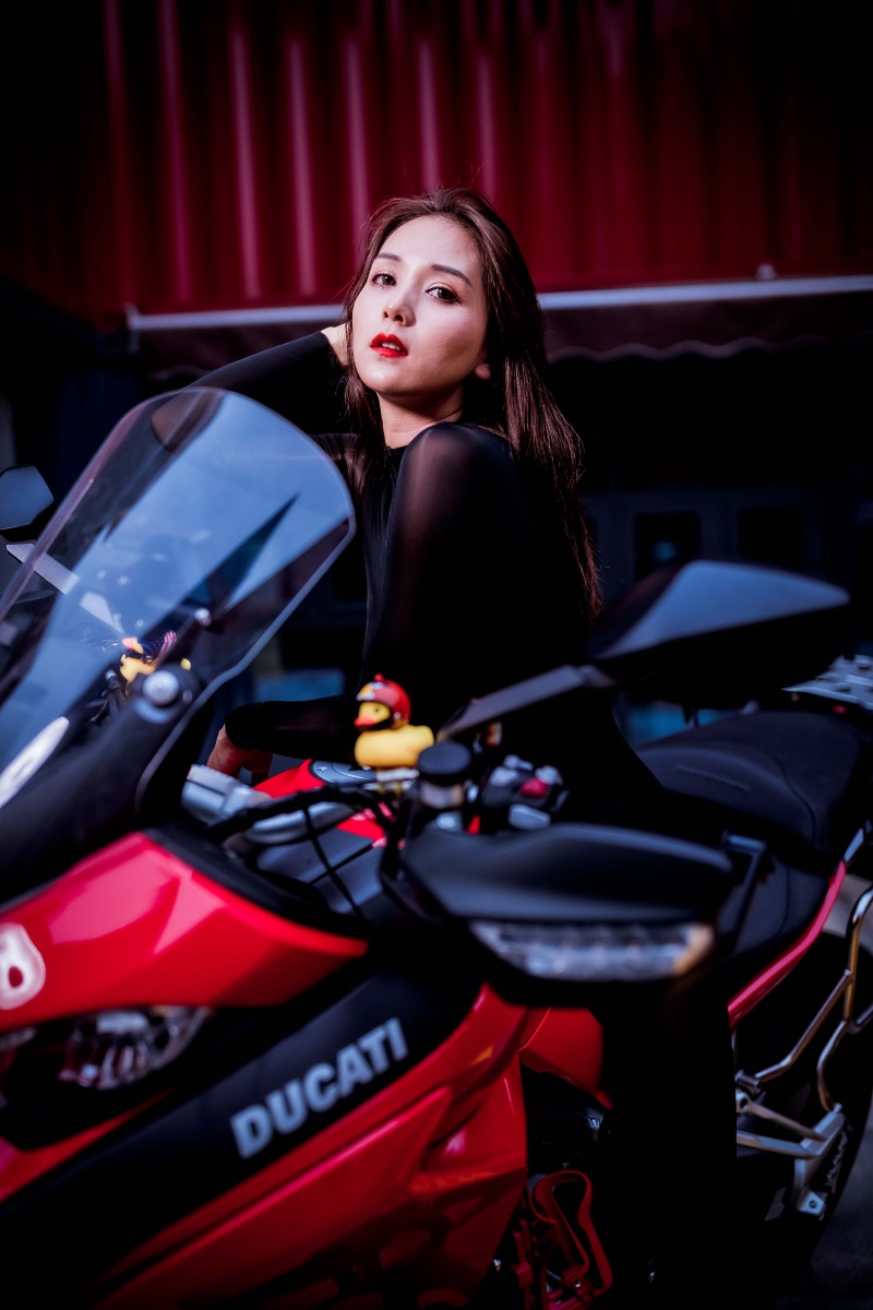 一组屌屌的机车美女