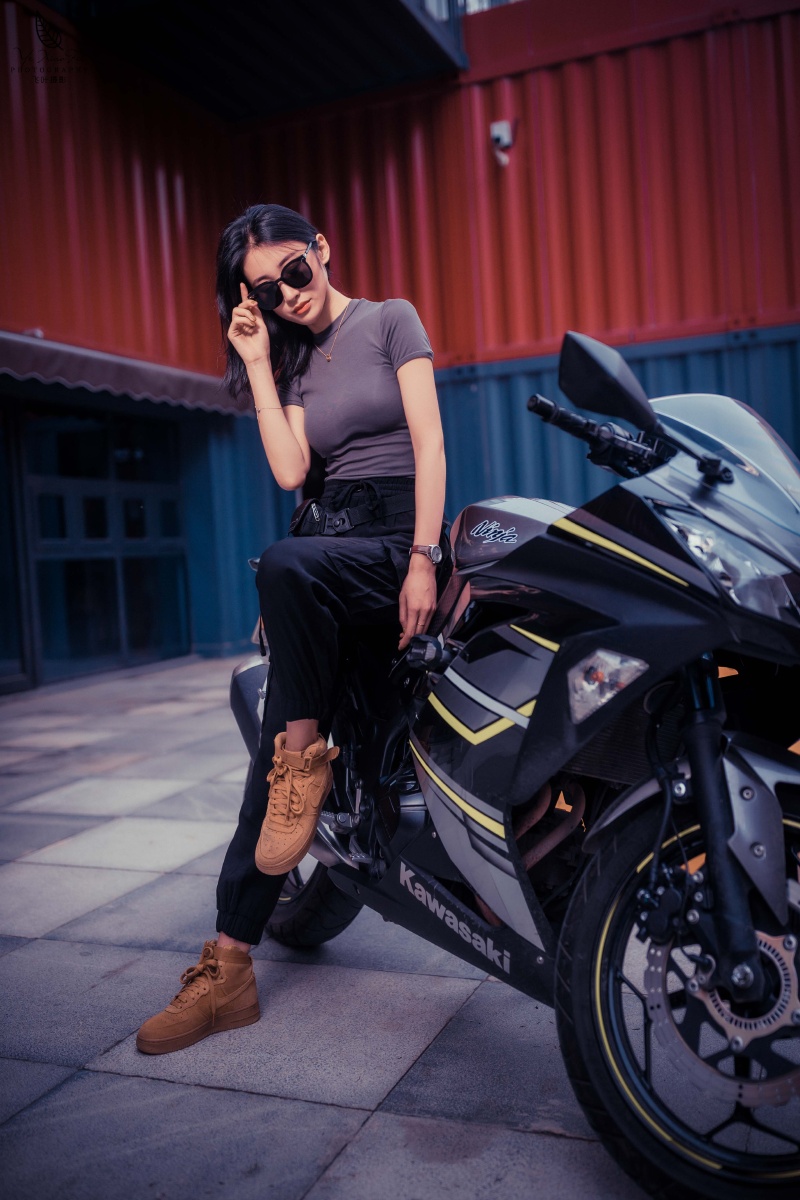 一组屌屌的机车美女