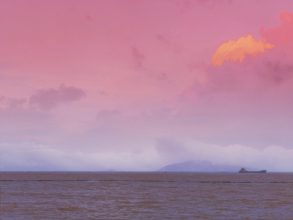 粉色天空与海