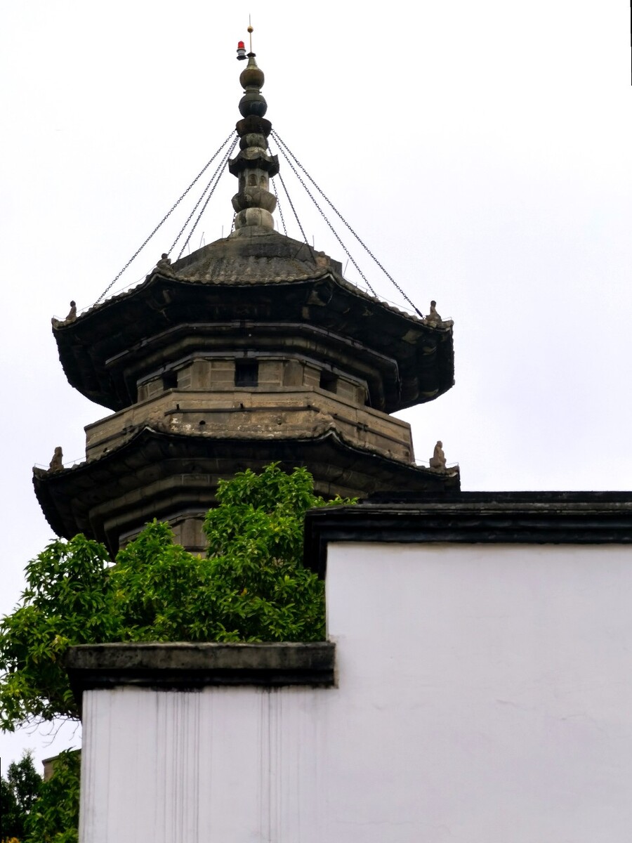 乌塔，白墙，绿树