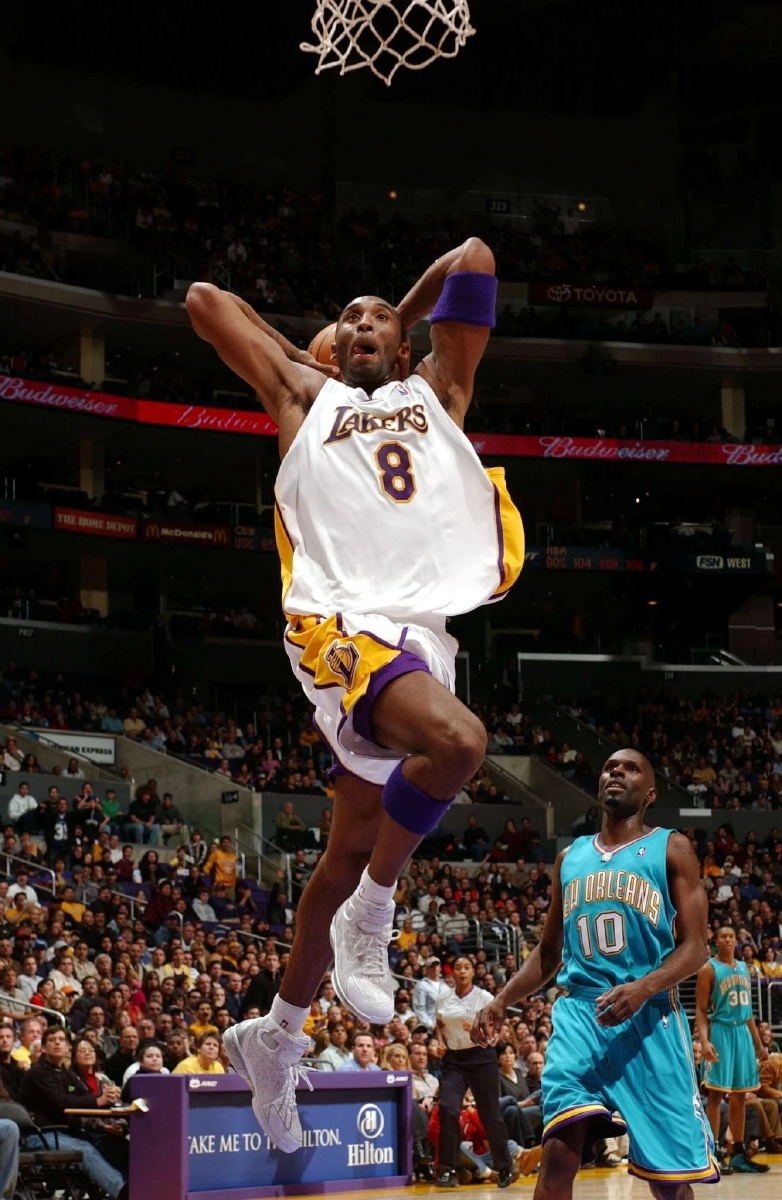 一个在球场上穿8号球衣的家伙kb8,小飞侠科比🐝,那时候小飞侠没有那