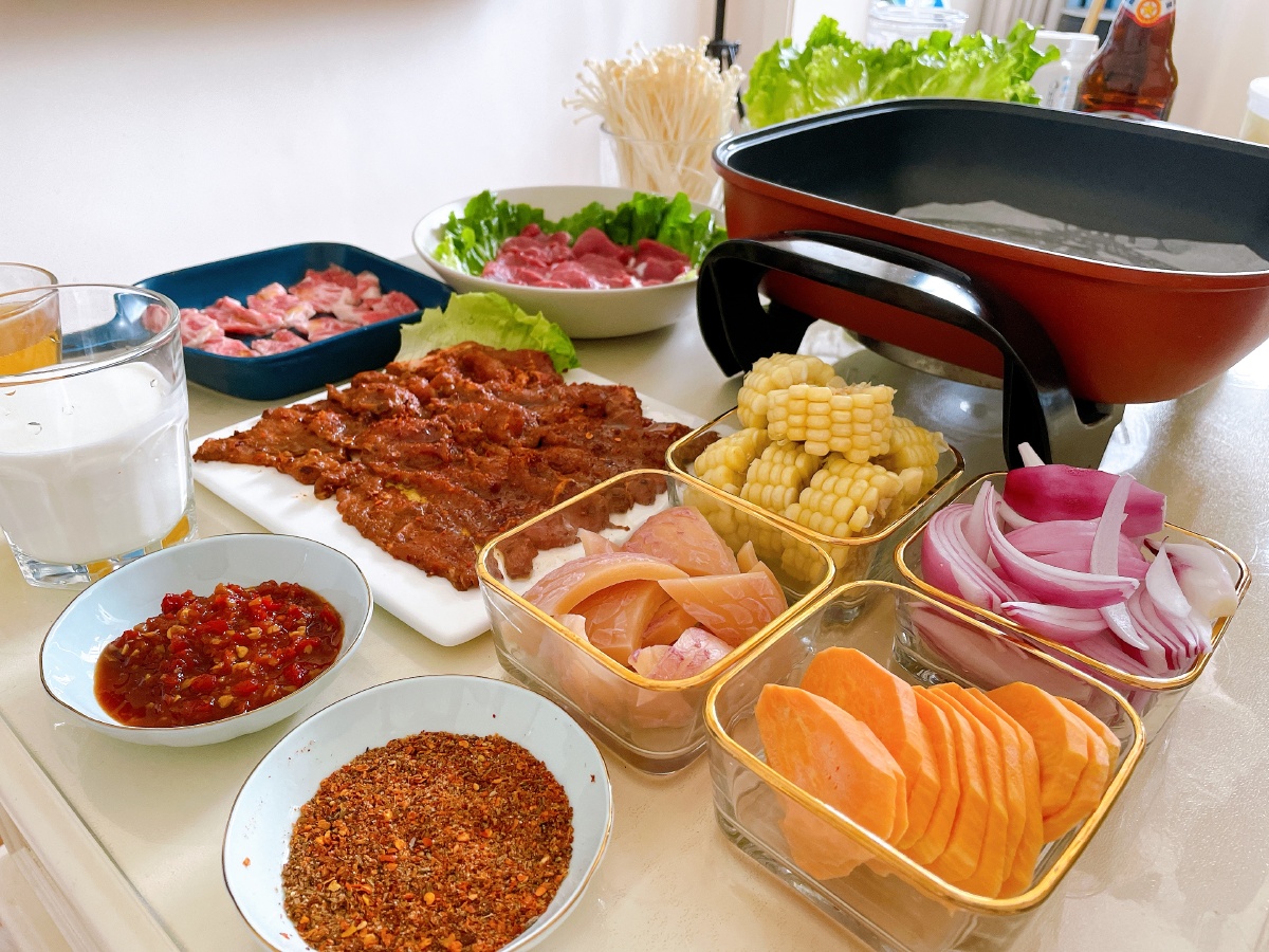 疫情饭店不能堂食就来个家庭版烤肉吧不得不说的腌的麻辣牛肉绝了