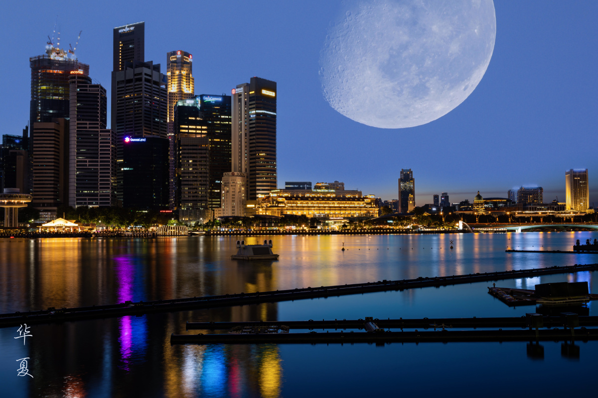 城市夜景与月亮