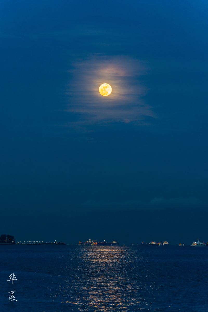 月升时月亮又大又圆又黄最近一直下雨难得中秋竟然能看到这么的月亮